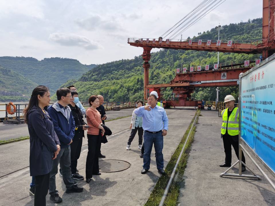 中铁五院总工程师王刚带领达万铁路扩能改造项目专家组11人一行到开州