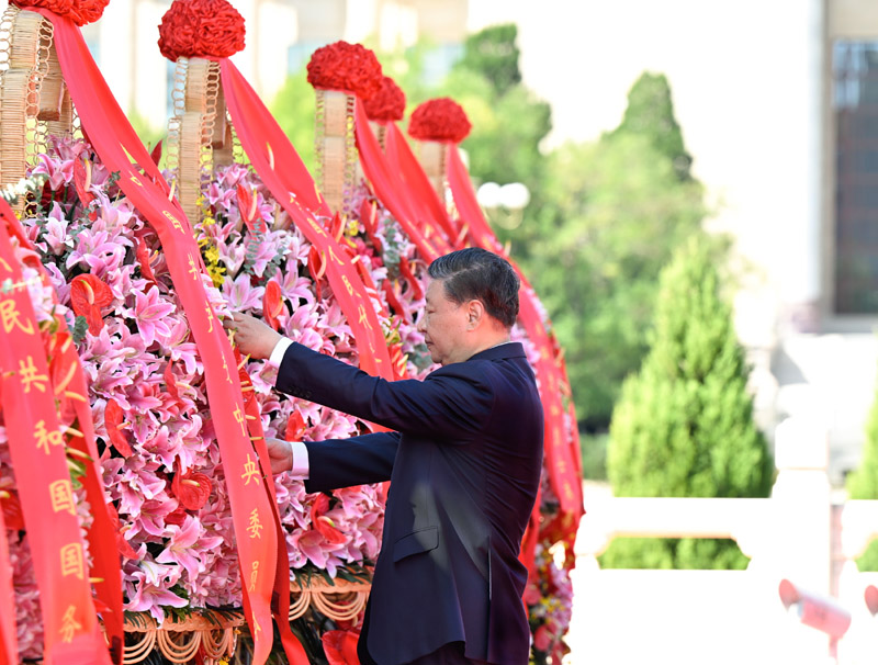 习近平等党和国家领导人出席烈士纪念日向人民英雄敬献花篮仪式1.jpg