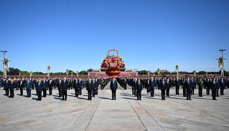 习近平等党和国家领导人出席烈士纪念日向人民英雄敬献花篮仪式2.jpg