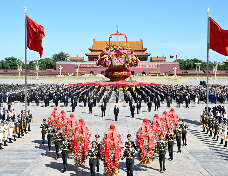 习近平等党和国家领导人出席烈士纪念日向人民英雄敬献花篮仪式3.jpg