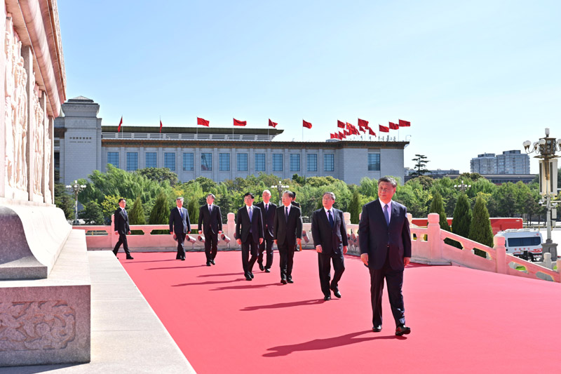 习近平等党和国家领导人出席烈士纪念日向人民英雄敬献花篮仪式4.jpg