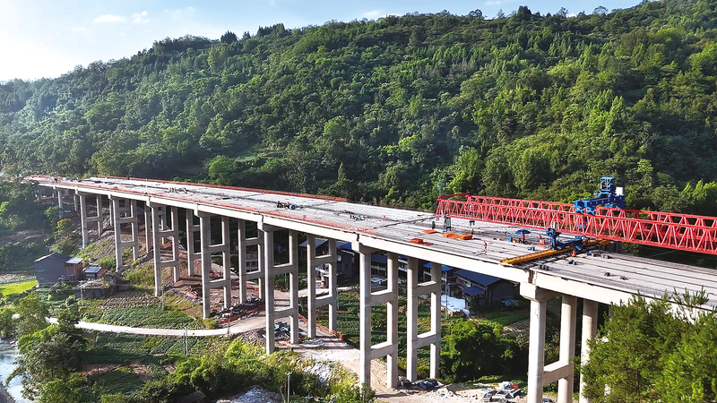 万开达高速公路忘石岩大桥顺利贯通